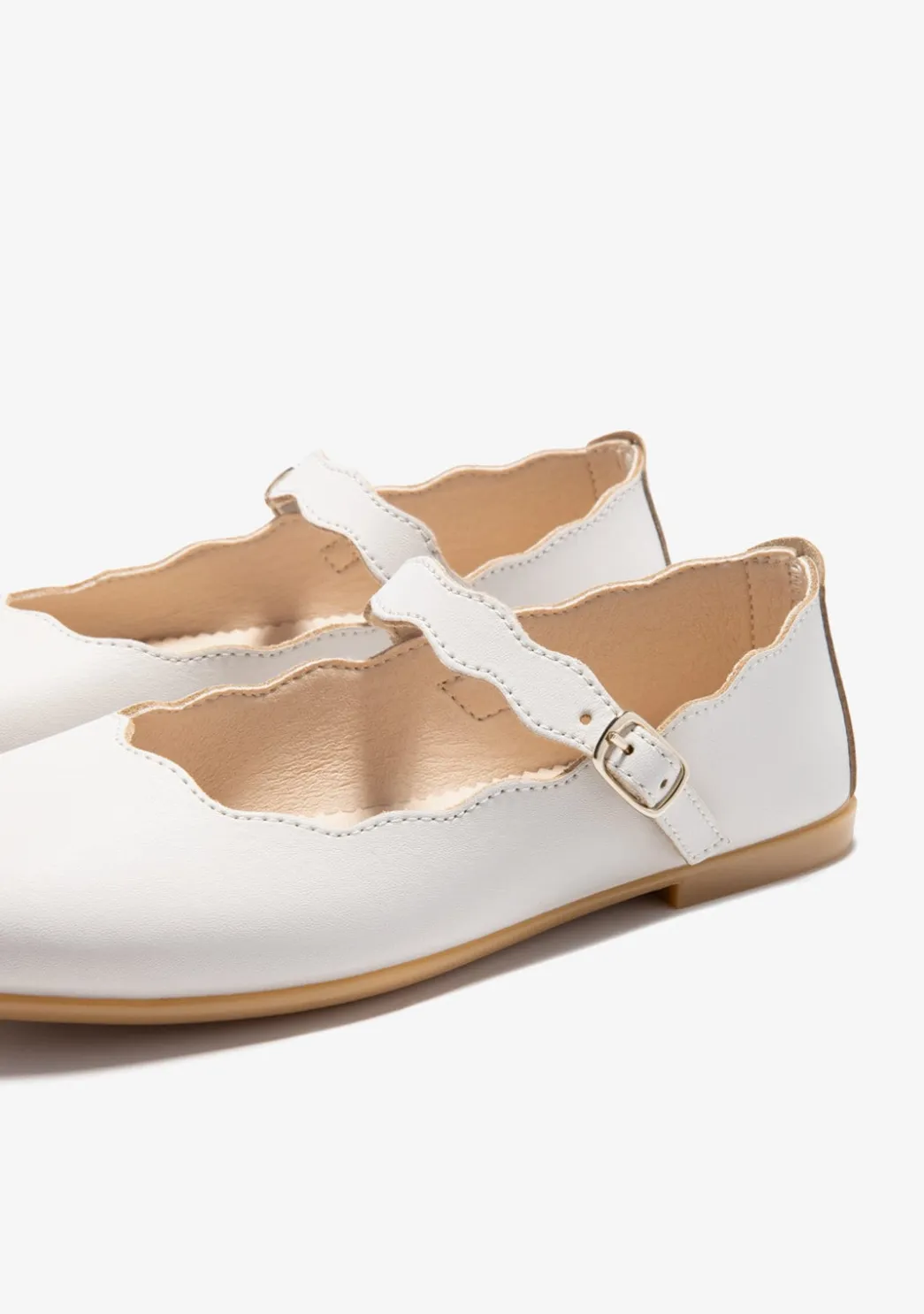 Shop Bailarinas Hebilla Ondas Beige B&W Zapatos|Zapatos De Ceremonia