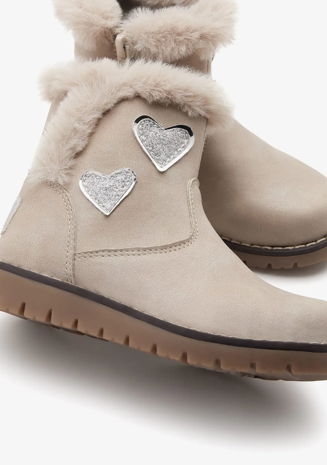Shop Botas De Felpa Beige Con Corazones Botas|Botas