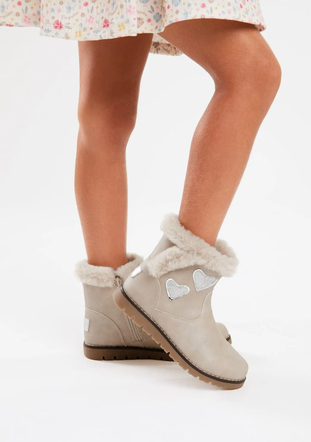 Shop Botas De Felpa Beige Con Corazones Botas|Botas